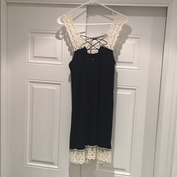 Lace and black dress - Picture 2 of 2